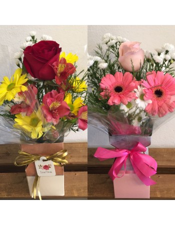 Jarra cartonada com flores