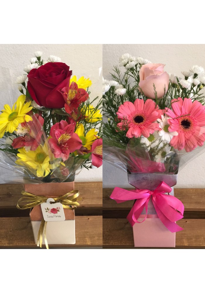 Jarra cartonada com flores