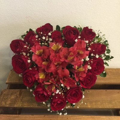 Coração de rosas vermelhas e chocolates 