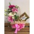 Bolsa de palha com flores e chocolates