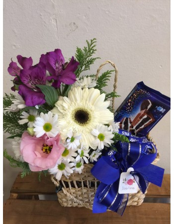 Bolsa de palha com flores e chocolates
