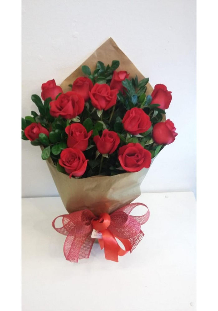 Buquê 12  rosas Colombianas no papel kraft