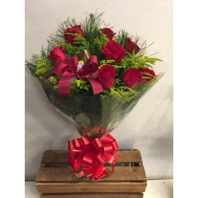 Buquê 8 rosas + Ferrero 12 unidades 