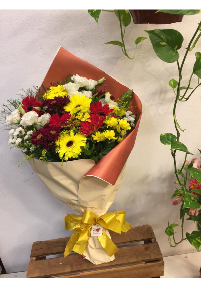 Buquê de flores do campo em papel kraft