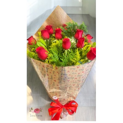 Buquê 12 rosas  no papel Kraft