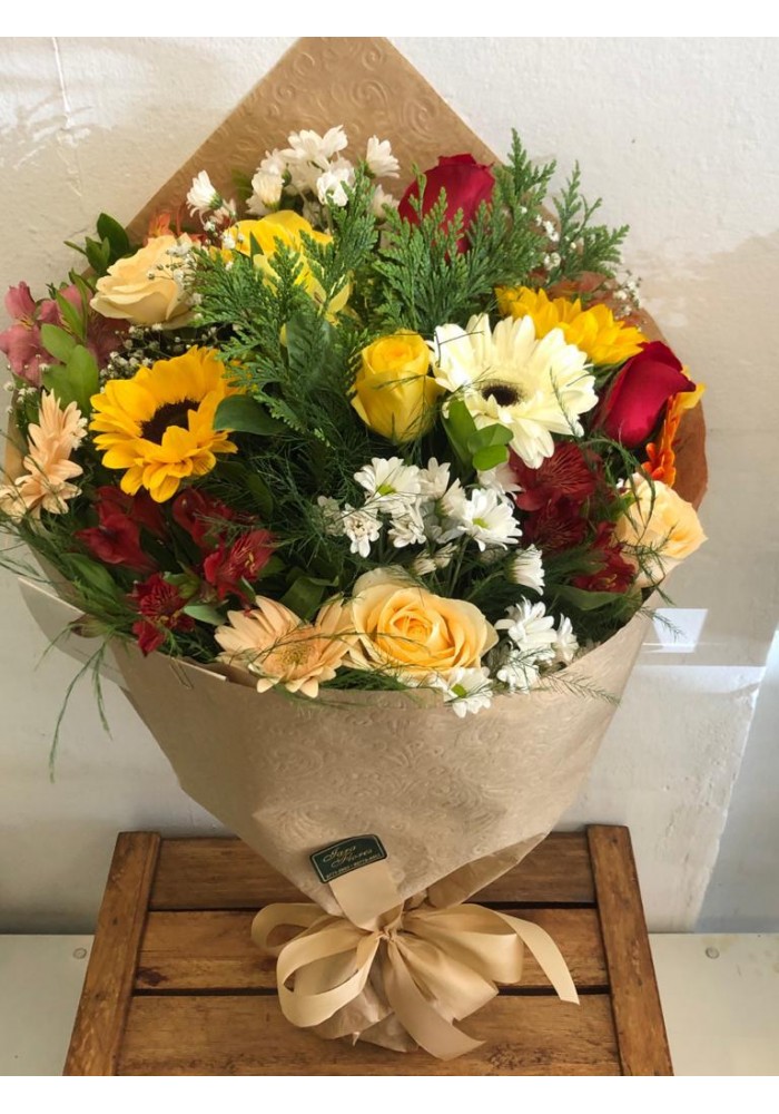 Lindo buquê colorido  com gérberas, rosas e astromélias