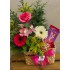 Bolsa de palha com flores e chocolates