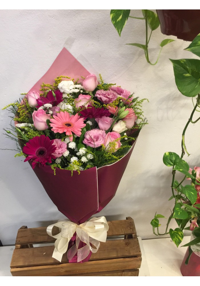 Buquê Rosas e flores do Campo no papel Kraft 