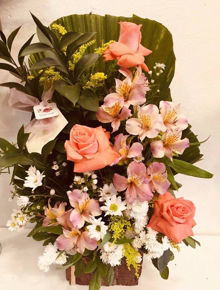 Arranjo Rosas e Astromélias