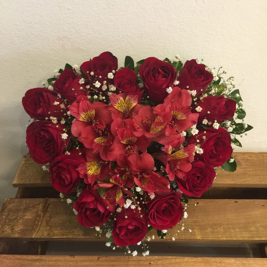 Coração de rosas vermelhas e chocolates 