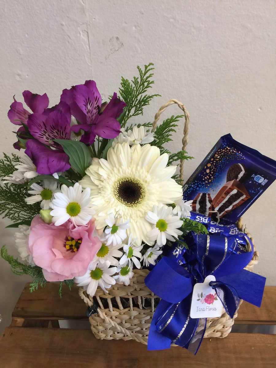 Bolsa de palha com flores e chocolates