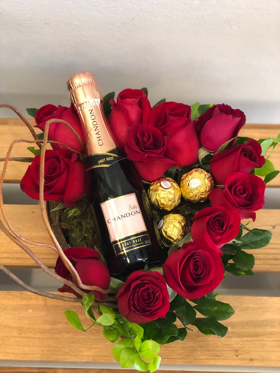 Coração feito com rosas vermelha, Chandon baby e Ferrero Rocher