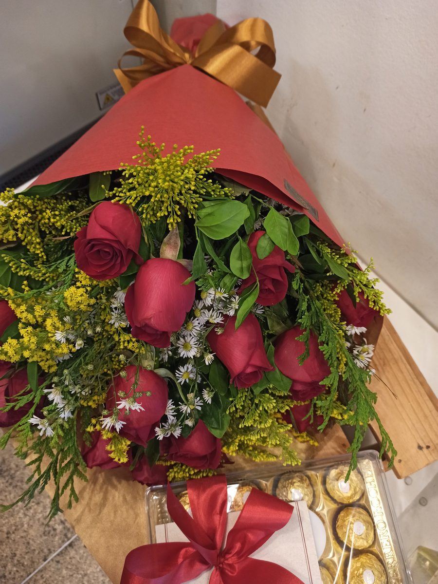 Buquê 12 rosas no Kraft + Ferrero  Rocher 12 unidades 