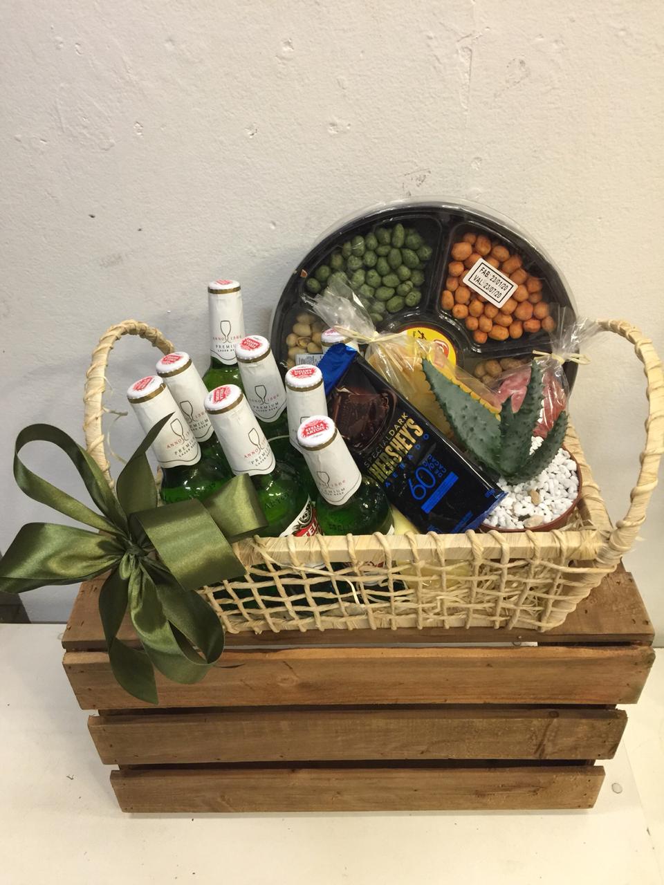 Cesta de cerveja e chocolate
