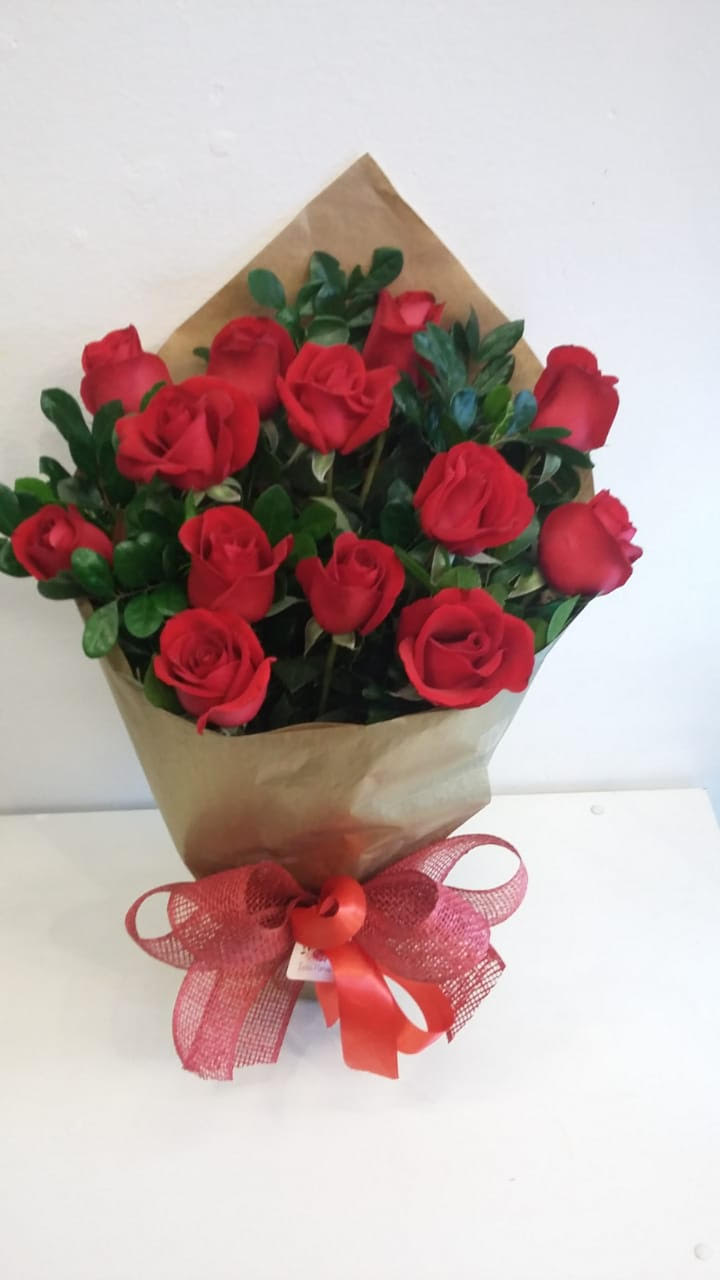 Buquê 12  rosas Colombianas no papel kraft