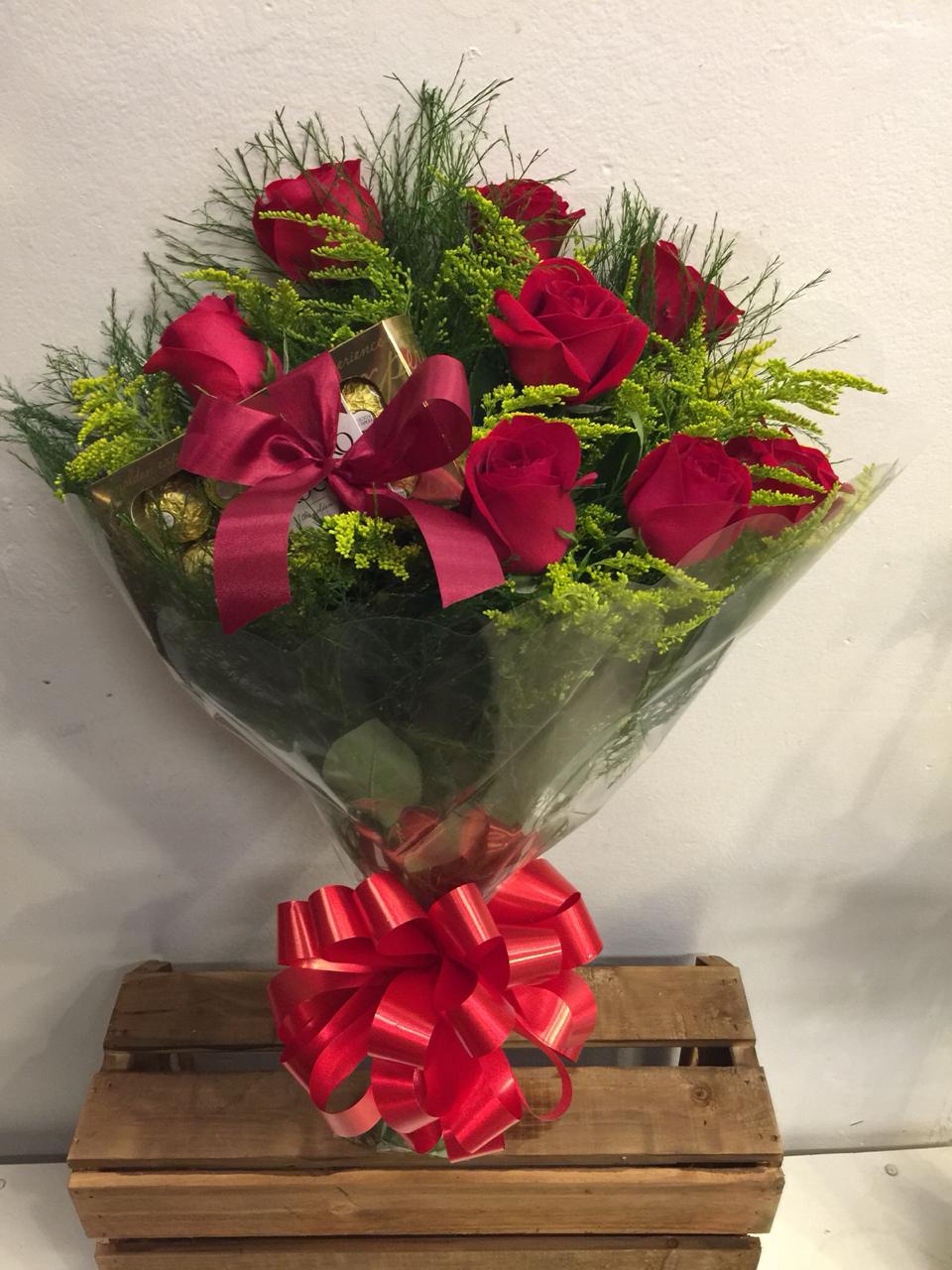 Buquê 8 rosas + Ferrero 12 unidades 