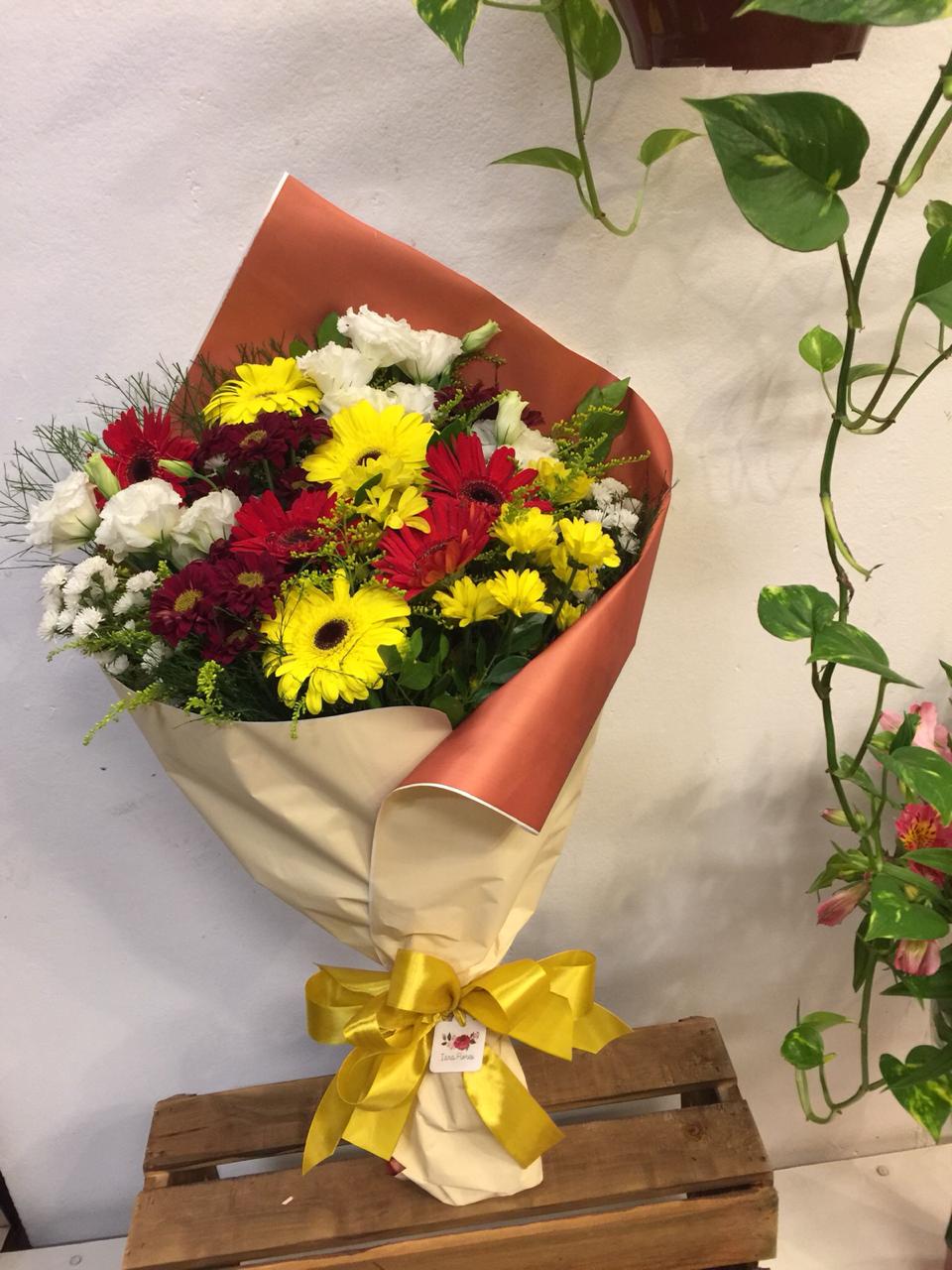 Buquê de flores do campo em papel kraft