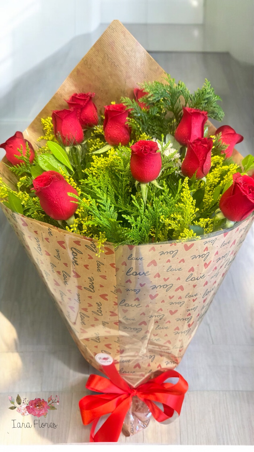 Buquê 12 rosas  no papel Kraft