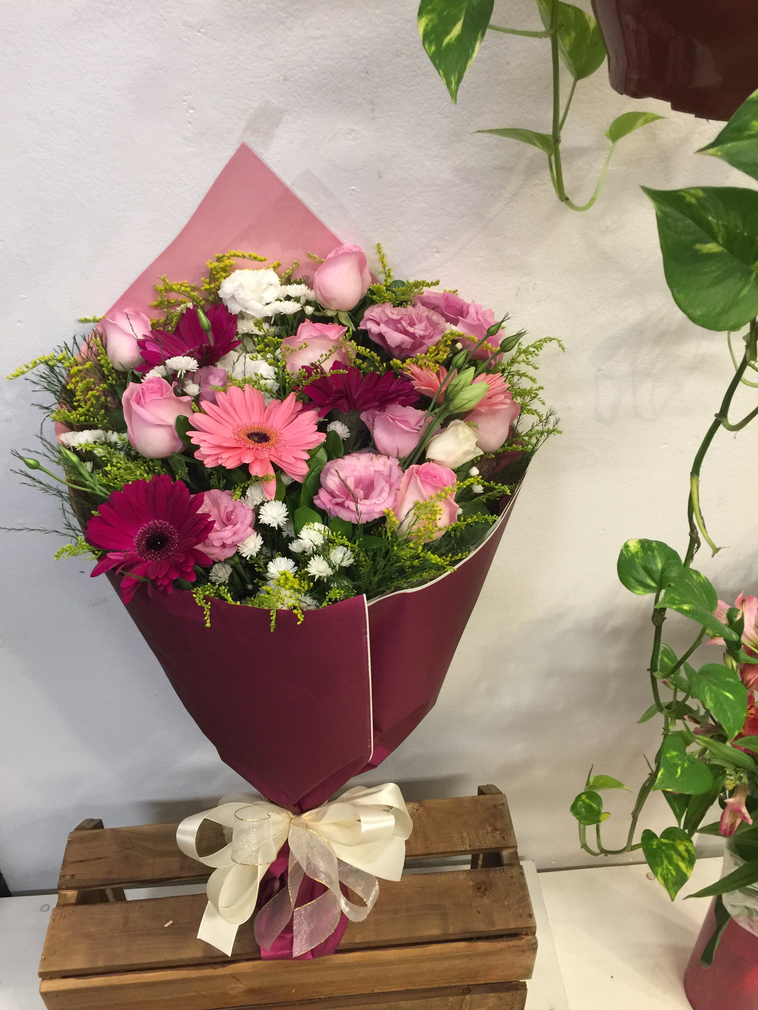 Buquê Rosas e flores do Campo no papel Kraft 